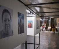 Sala de exposición con fotografías expuestas en galería de arte