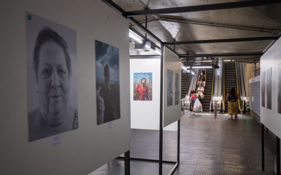 Sala de exposición con fotografías expuestas en galería de arte