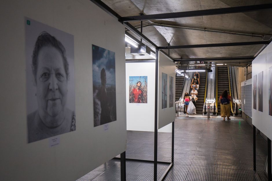 Sala de exposición con fotografías expuestas en galería de arte