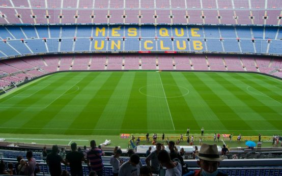 Aficionados reunidos para ver un partido de fútbol en pantalla gigante