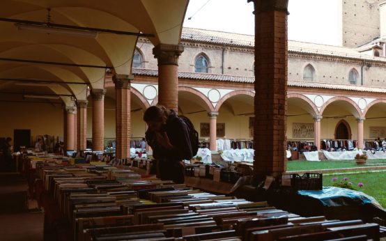 Casetas de la Feria del Libro de Madrid en el parque del Retiro