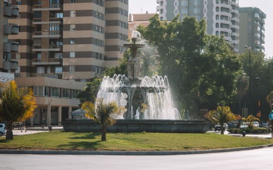 Juegos de agua en un parque urbano durante el verano