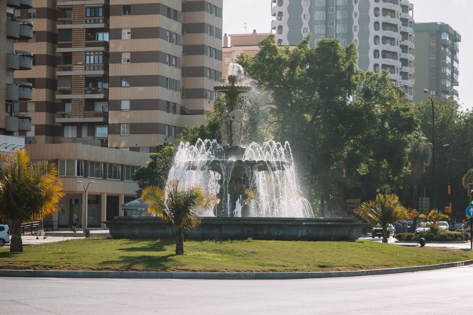 Juegos de agua en un parque urbano durante el verano