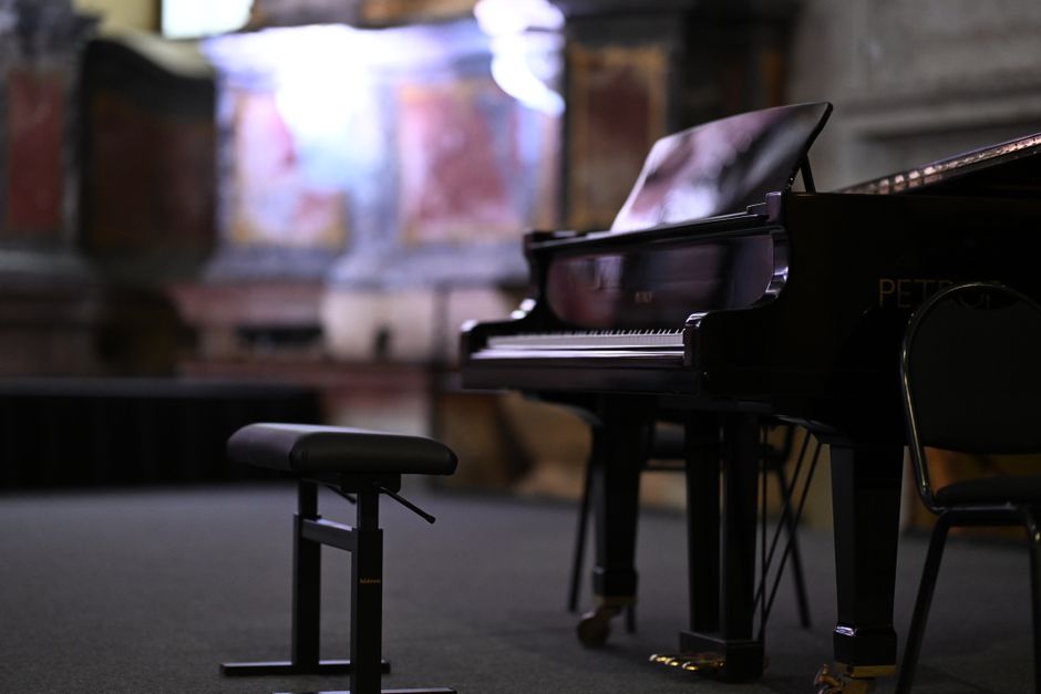 Piano de cola en sala de conciertos preparado para una actuación