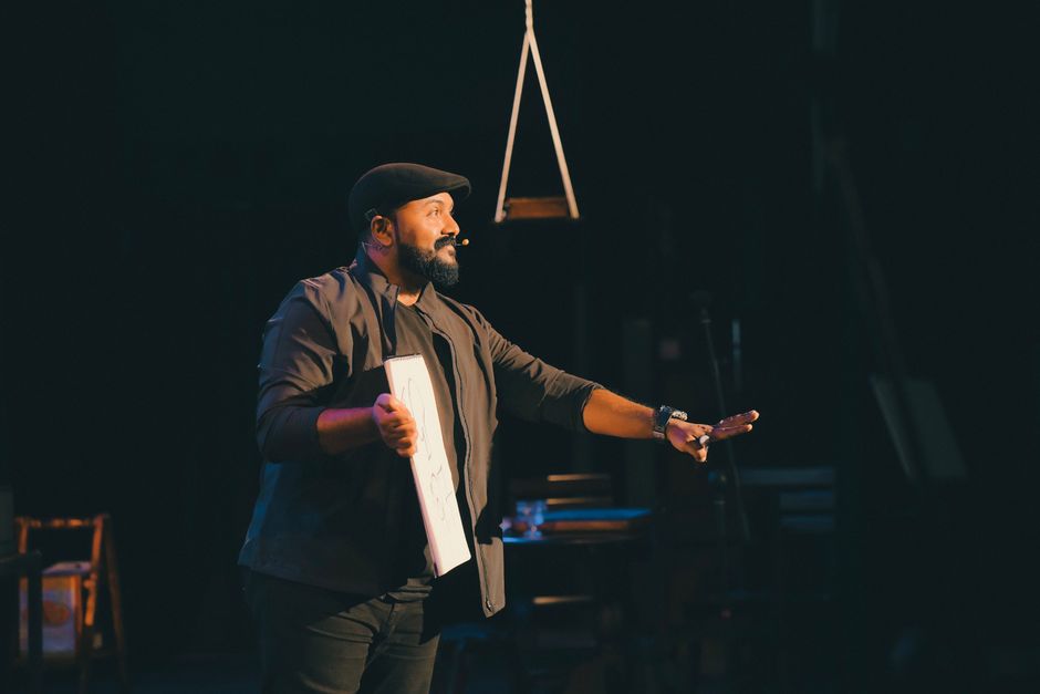 Escenario de teatro iluminado con focos durante una representación teatral en España