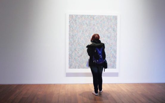 Exposición de arte con obras que representan manos en diferentes disciplinas artísticas