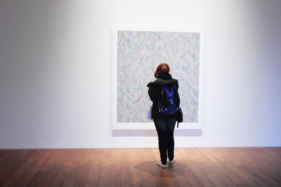 Exposición de arte con obras que representan manos en diferentes disciplinas artísticas