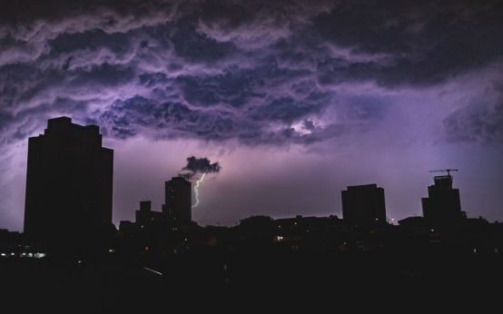 Nubes de tormenta sobre Madrid con amenaza de rachas fuertes de viento