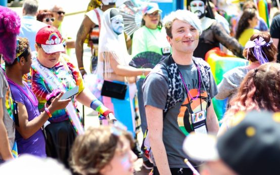 Celebración festiva del Orgullo con música y actividades al aire libre