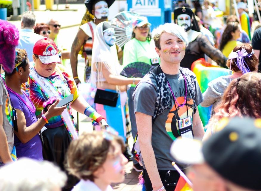Celebración festiva del Orgullo con música y actividades al aire libre