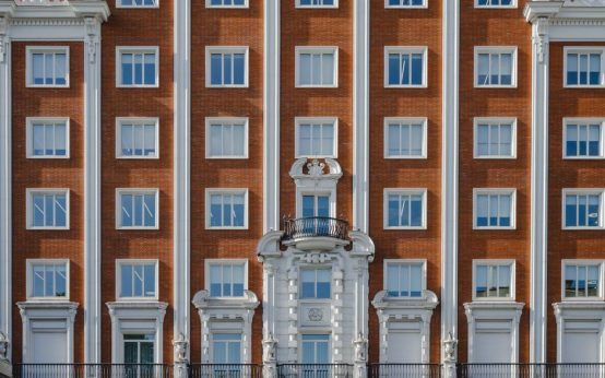 Fachada de edificio residencial antiguo en Madrid necesitado de rehabilitación
