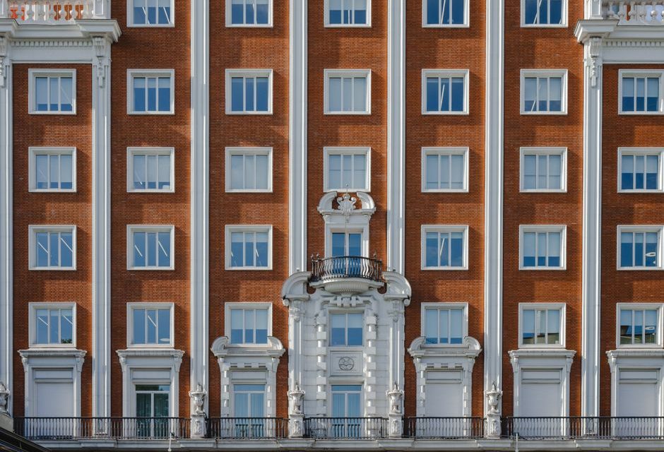 Fachada de edificio residencial antiguo en Madrid necesitado de rehabilitación