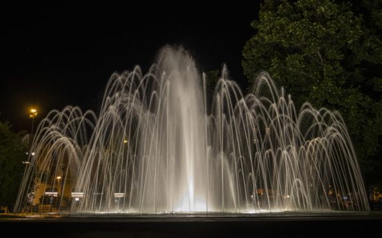 Espectáculo nocturno de fuente con luz y sonido en un parque