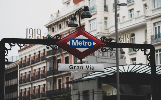 Estación de metro de Madrid con pasajeros esperando en el andén