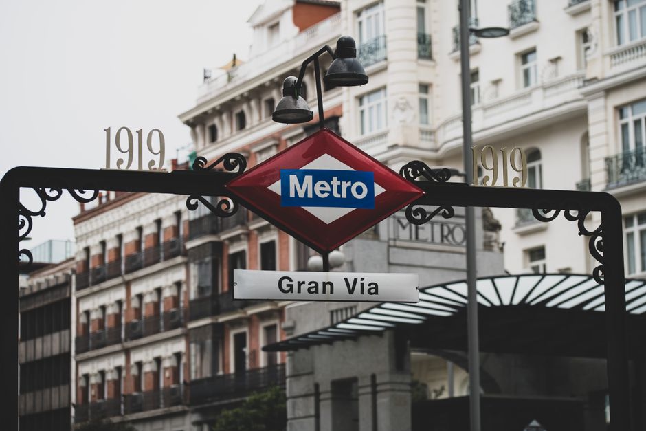 Estación de metro de Madrid con pasajeros esperando en el andén