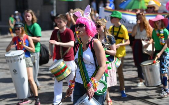 Imagen de una marcha del Orgullo LGTBI con banderas arcoíris