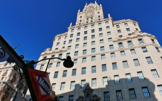 Tarjeta de transporte público de la Comunidad de Madrid en uso