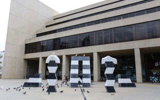 Escultura de menina goyesca instalada en espacio público