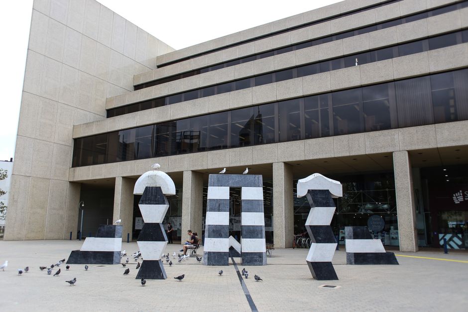Escultura de menina goyesca instalada en espacio público