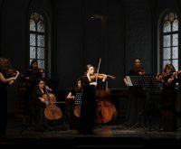 Escenario de ópera de cámara con instrumentos y escenografía contemporánea