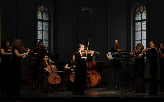 Escenario de ópera de cámara con instrumentos y escenografía contemporánea