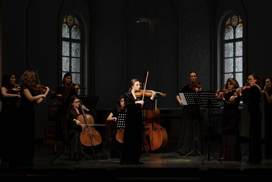 Escenario de ópera de cámara con instrumentos y escenografía contemporánea