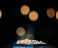 Proyección de cine al aire libre durante una noche de verano en un espacio cultural