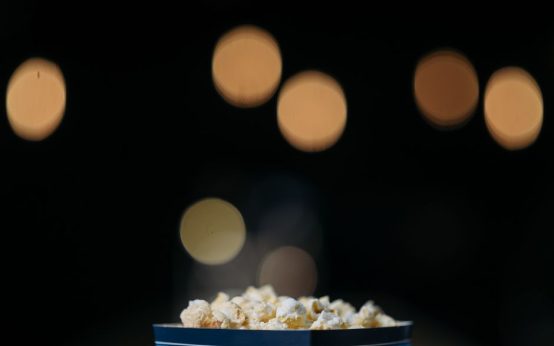 Proyección de cine al aire libre durante una noche de verano en un espacio cultural