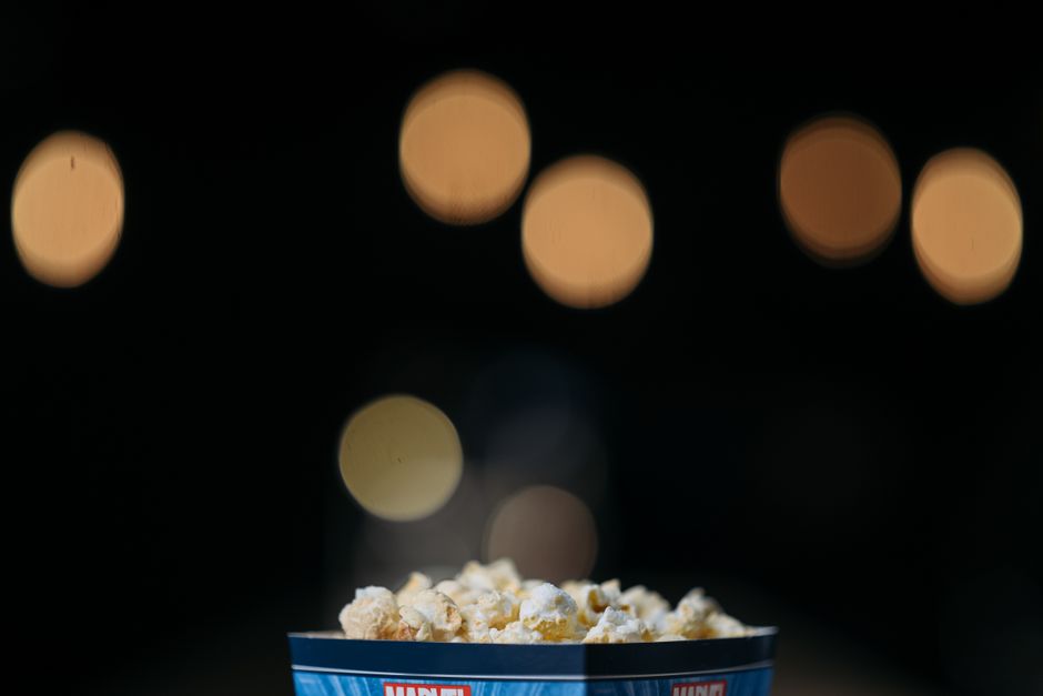 Proyección de cine al aire libre durante una noche de verano en un espacio cultural