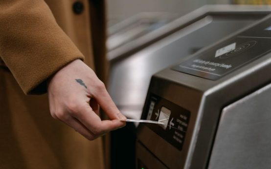 Estación de Metro de Madrid con usuarios accediendo al transporte público