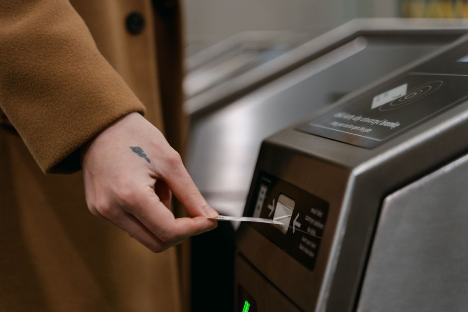 Estación de Metro de Madrid con usuarios accediendo al transporte público