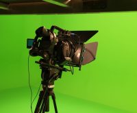 Plató de televisión con luces preparado para grabación de concurso