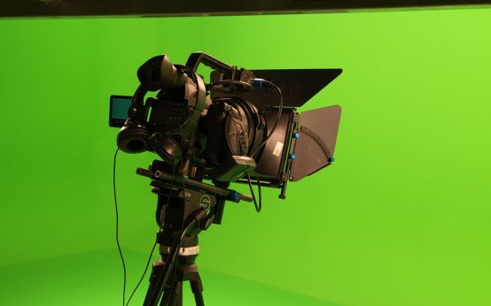 Plató de televisión con luces preparado para grabación de concurso