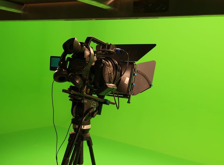 Plató de televisión con luces preparado para grabación de concurso