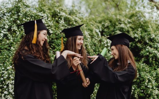 Estudiante celebrando éxito académico tras recibir resultados de selectividad