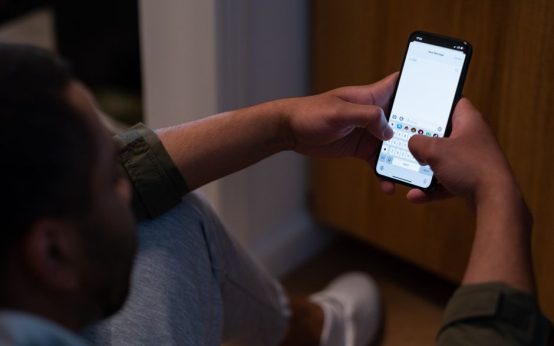 Mensaje de texto fraudulento en un teléfono móvil