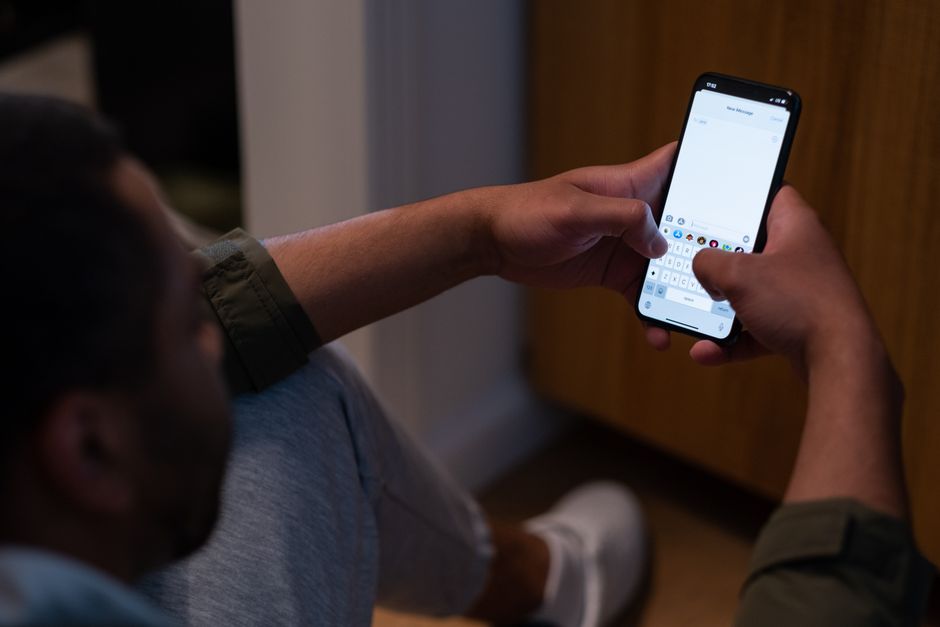 Mensaje de texto fraudulento en un teléfono móvil