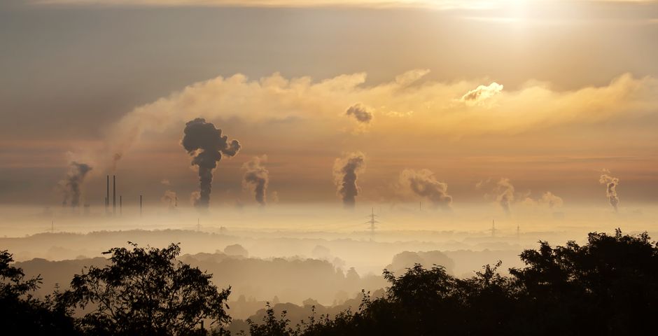 Cielo grisáceo y amarillento sobre Madrid por la calima y el humo de incendios