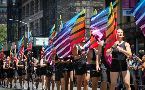 Bandera del arcoíris ondeando durante el Orgullo en Madrid