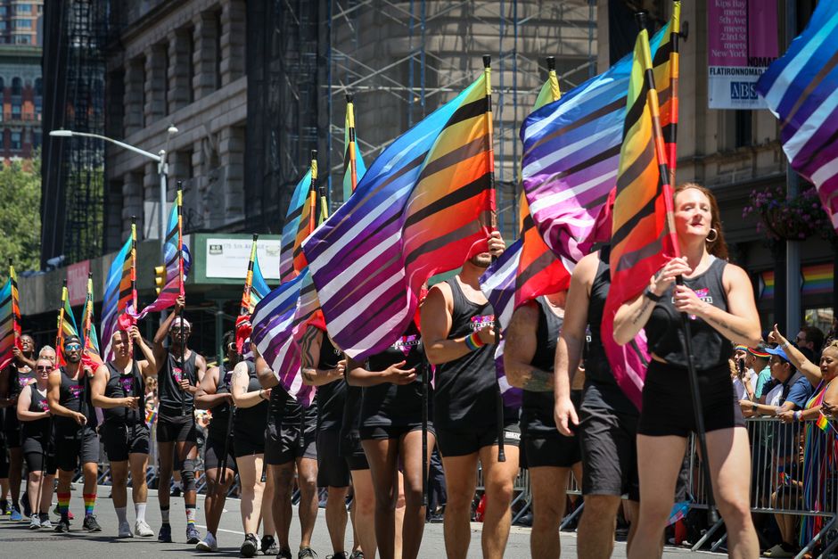 Bandera del arcoíris ondeando durante el Orgullo en Madrid