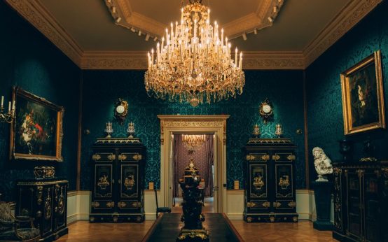 Salón aristocrático de un palacio museo del siglo XIX en Madrid con lámparas de cristal y espejos