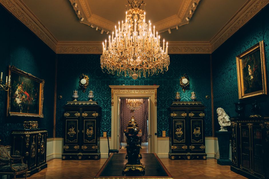 Salón aristocrático de un palacio museo del siglo XIX en Madrid con lámparas de cristal y espejos