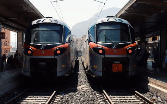 Andén de una estación de Cercanías en Madrid con viajeros esperando