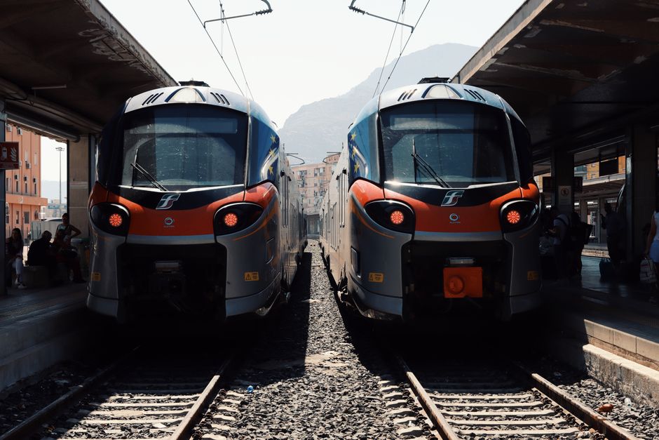 Andén de una estación de Cercanías en Madrid con viajeros esperando