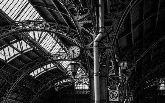 Estación histórica de ferrocarril con estructura de hierro y cristal en Madrid