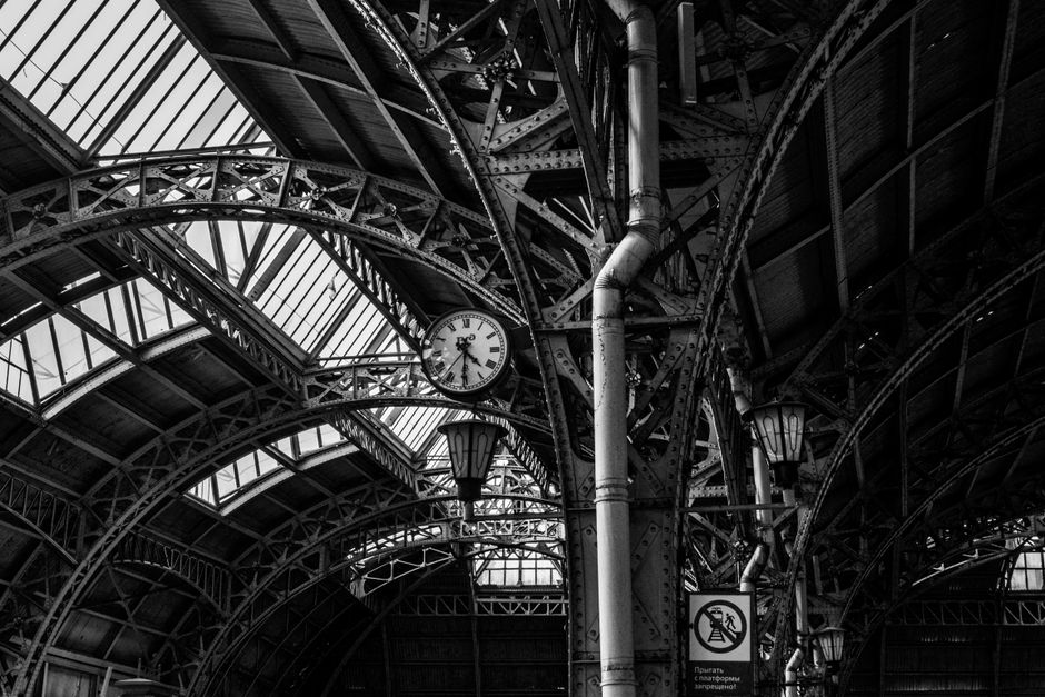 Estación histórica de ferrocarril con estructura de hierro y cristal en Madrid