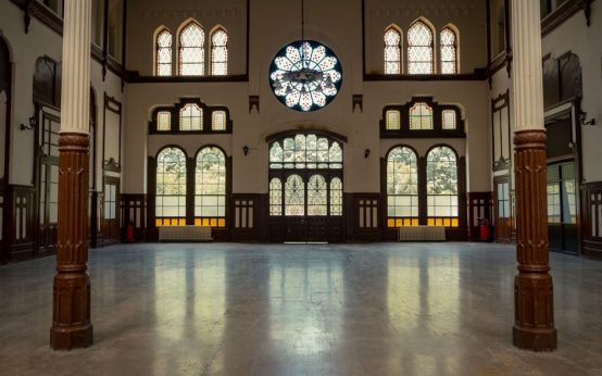 Interior de una antigua estación de ferrocarril histórica con arquitectura monumental