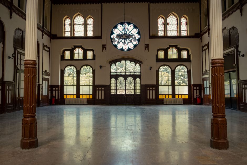 Interior de una antigua estación de ferrocarril histórica con arquitectura monumental