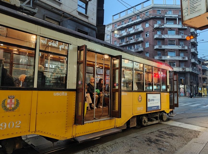 Restos del antiguo tranvía y canales de agua subterráneos en el aparcamiento de la plaza de las Cortes