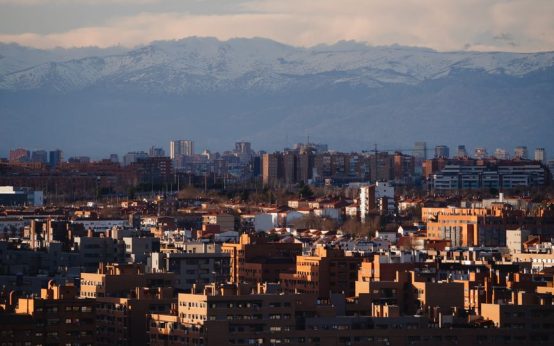 Vista aérea del horizonte urbano de Madrid con edificios residenciales y comerciales